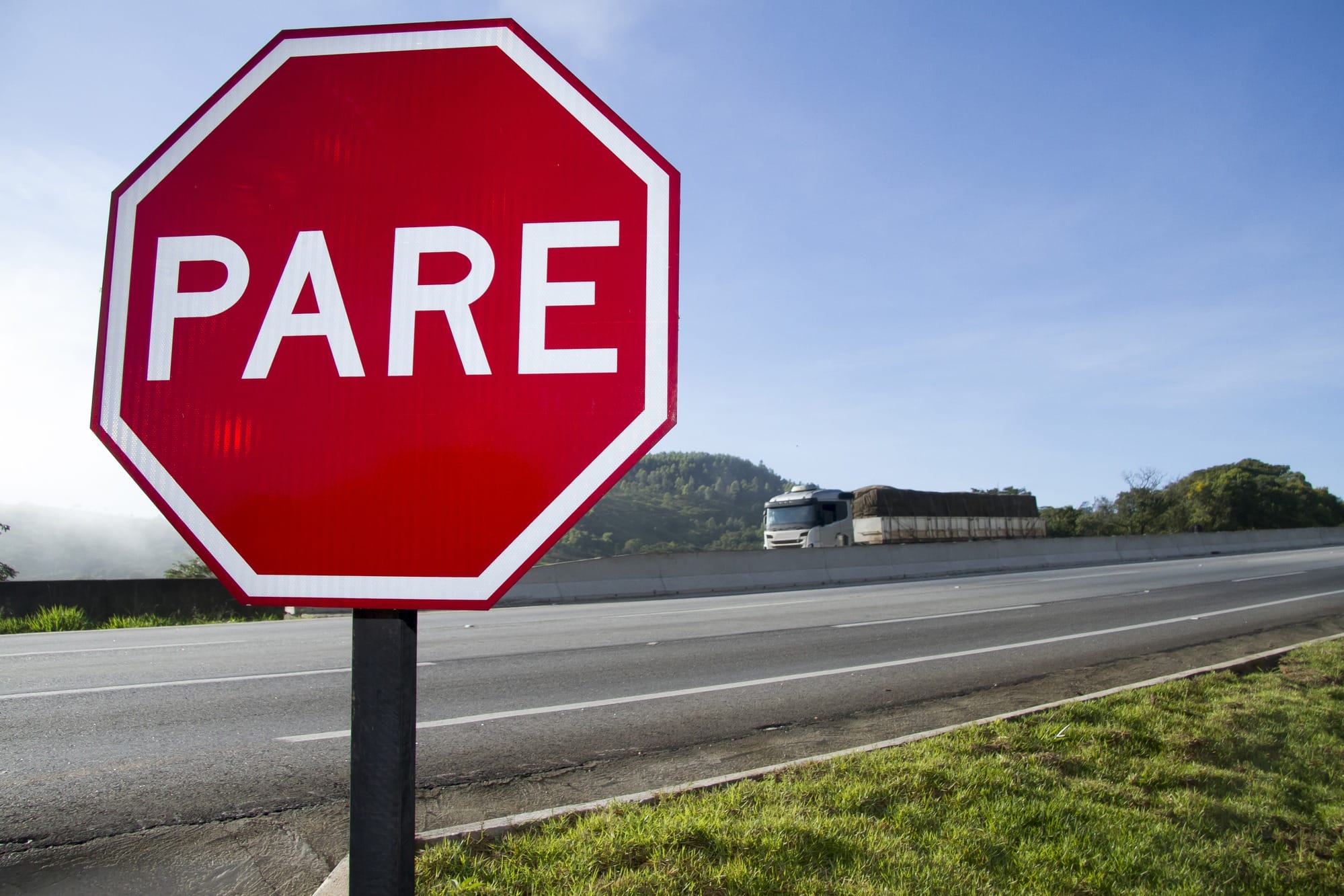 Modelo de recurso contra multa por não parar na sinalização de "PARE" 1 | Juristas Placa de Pare