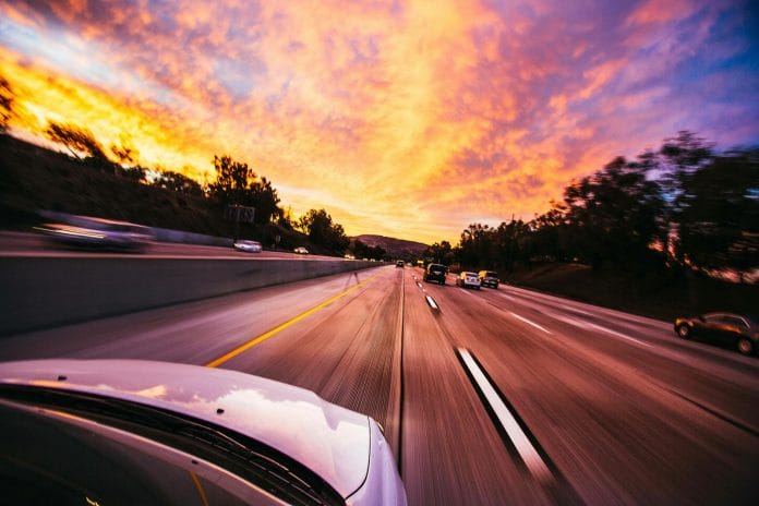 Modelo básico de recurso contra multa por excesso de velocidade 1 | Juristas Cars Ahead on Road