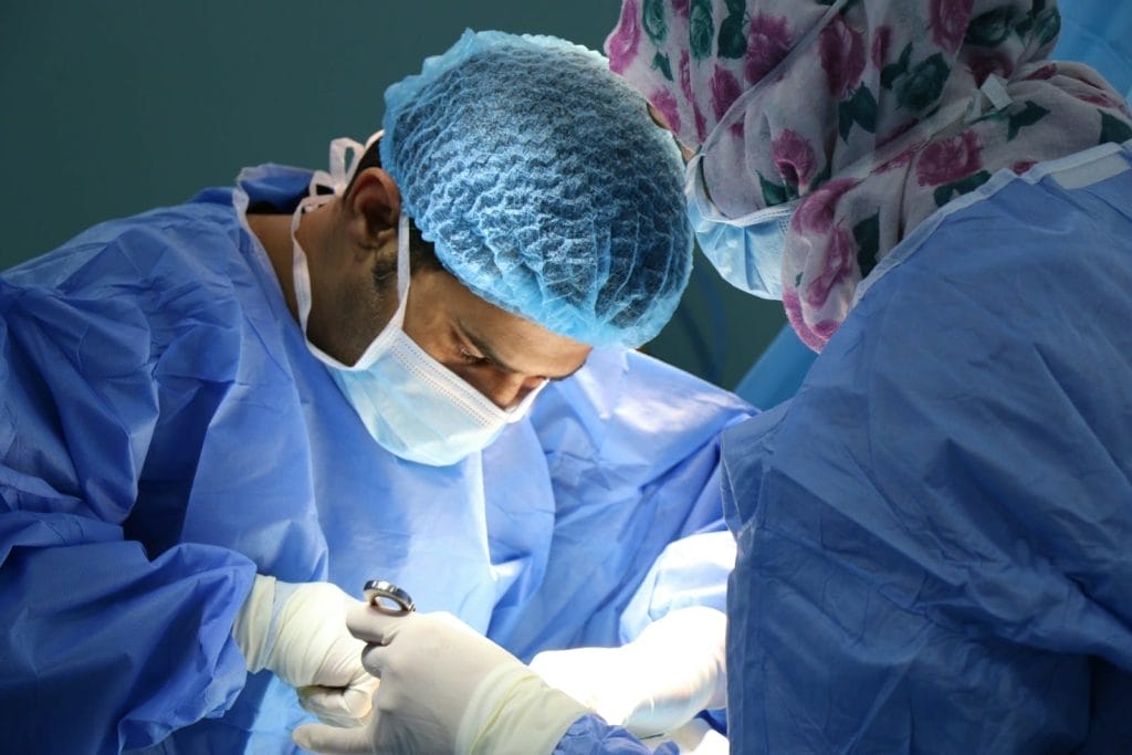 TJSP determina que plano de saúde cubra cirurgias reparadoras pós-bariátrica 1 | Juristas doctor having operation