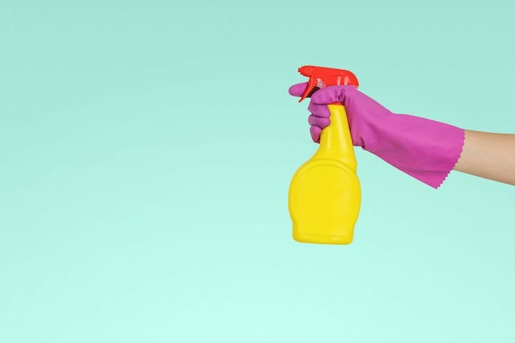 Modelo de contrato de prestação de serviços de diarista 1 | Juristas person holding yellow plastic spray bottle