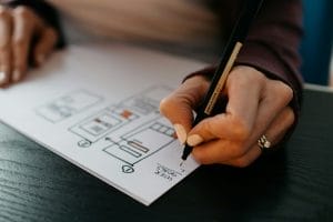 Modelo de contrato de consultoria em Planejamento Estratégico para Escritórios de Advocacia 1 | Juristas person writing on white paper