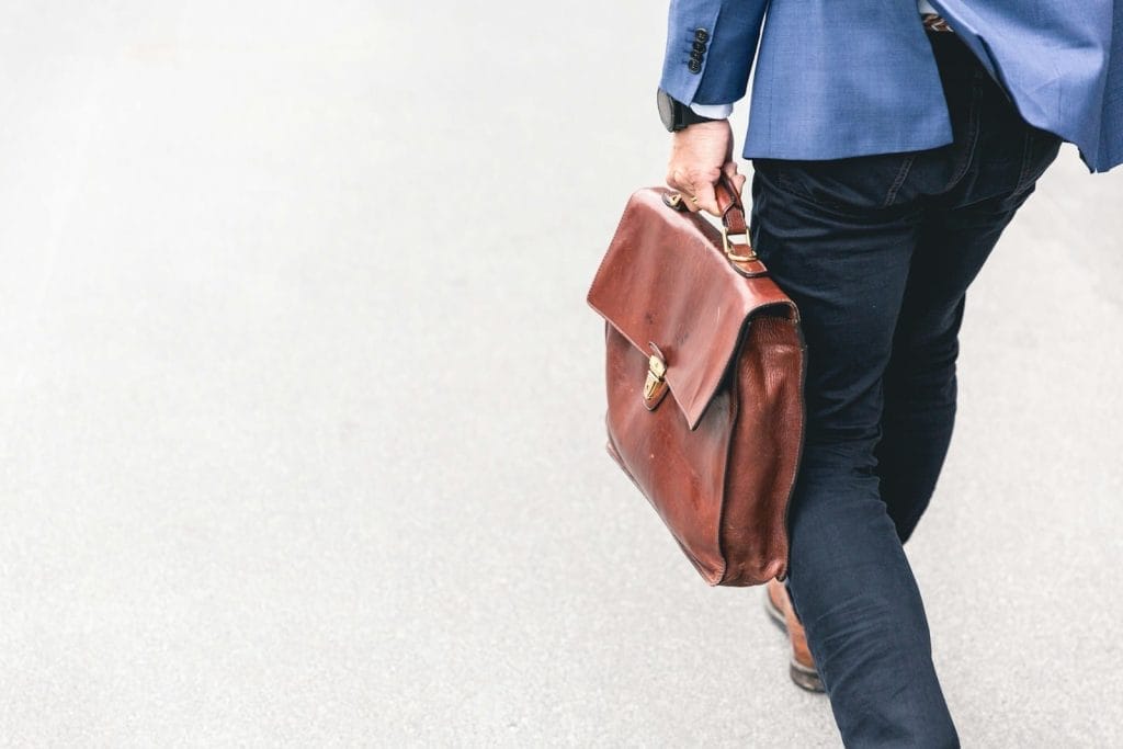 Modelo de contrato de consultoria em Ética para Escritórios de Advocacia 1 | Juristas person walking holding brown leather bag