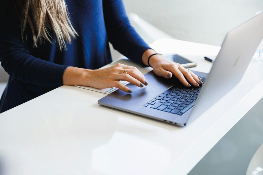 Passo a Passo para Registro de Marca no INPI 1 | Juristas woman in blue long sleeve shirt using macbook pro