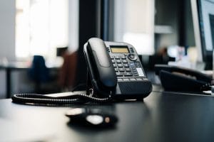 Modelo de Petição para Cessação de Ligações Telefônicas Abusivas e Indenização por Danos Morais Causados por Banco 1 | Juristas black ip desk phone on black wooden table