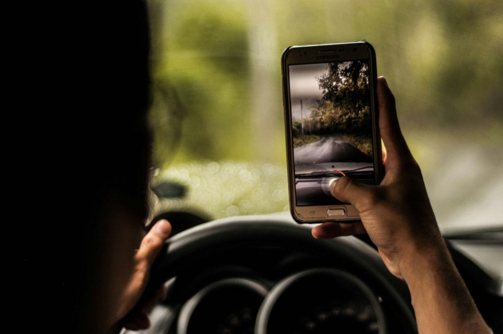 Modelo de Recurso contra multa por uso de celular ao volante 1 | Juristas person taking a photo of trees
