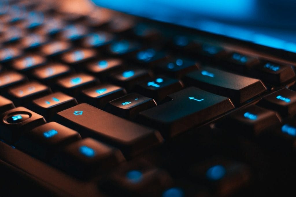 Marcas e Nomes de Domínio: Navegando em Conflitos na Internet 2 | Juristas closeup photo of computer keyboard