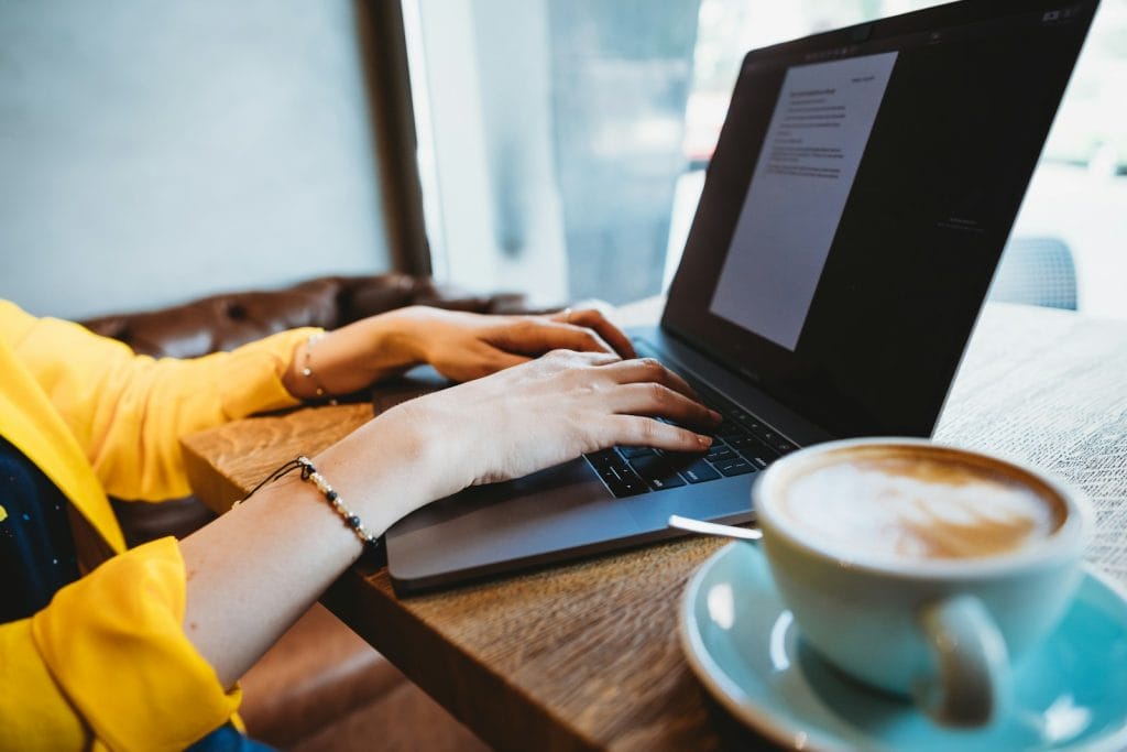 Modelo de Contrato de um curso para o contratante se tornar um especialista em SEO 2 | Juristas person using black laptop computer