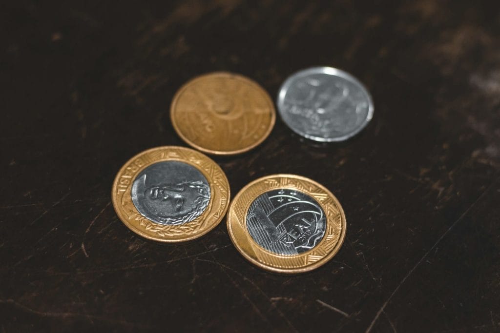 Repetitivo debate termo inicial de juros de mora em indenização por dano moral a anistiado político 2 | Juristas silver and gold round coins