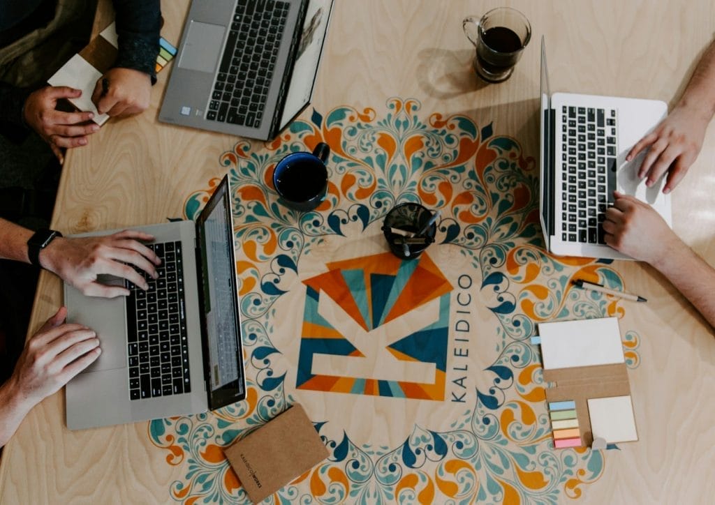 Estratégias de Rebranding: Quando e Como Redefinir sua Marca 1 | Juristas three person using laptops