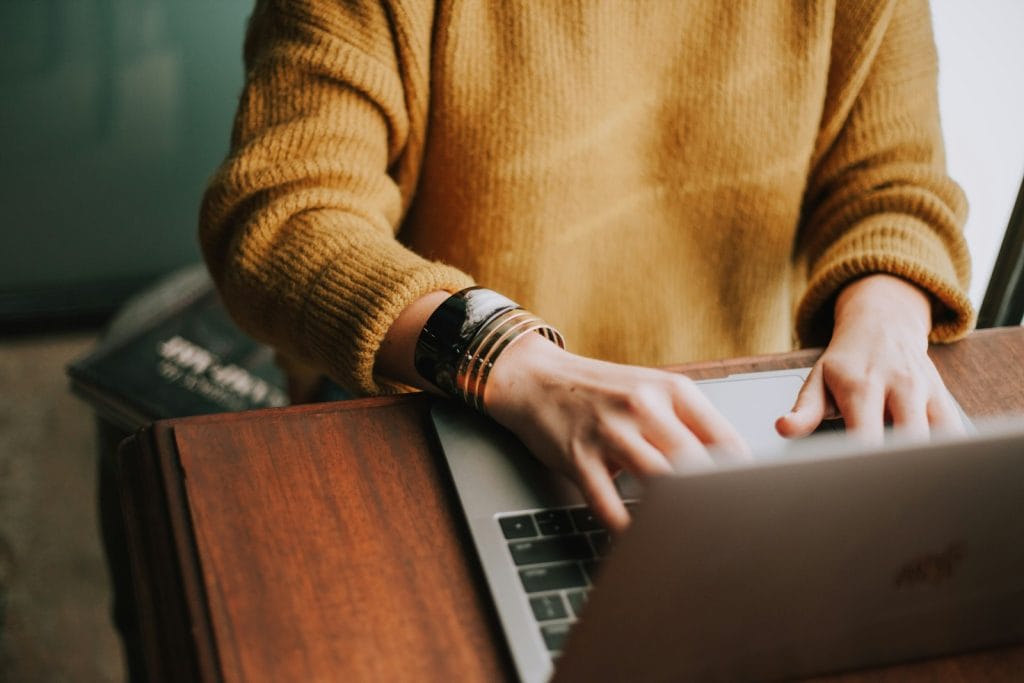 person using laptop computer - Registro de Marca - Trademark