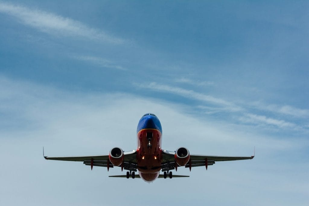 Modelo de petição de ação de reparação a título de danos morais e materiais por ser vítima de acidente aéreo 2 | Juristas blue and red airplane on sky