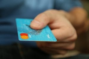 Modelo de petição de ação de reparação a título de danos morais e materiais por ser vítima de fraude em Cash Card 1 | Juristas Person Holding Debit Card