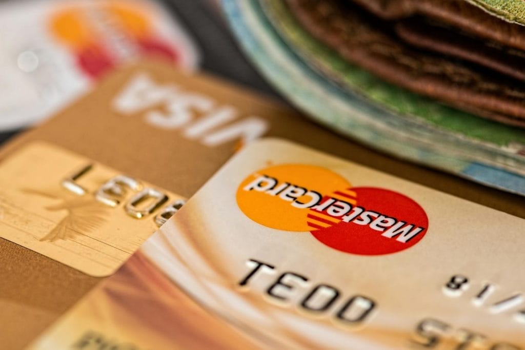 Modelo de petição de ação de reparação a título de danos morais e materiais por ser vítima de fraude em Cash Card 2 | Juristas Close-up Photography Two Brown Cards