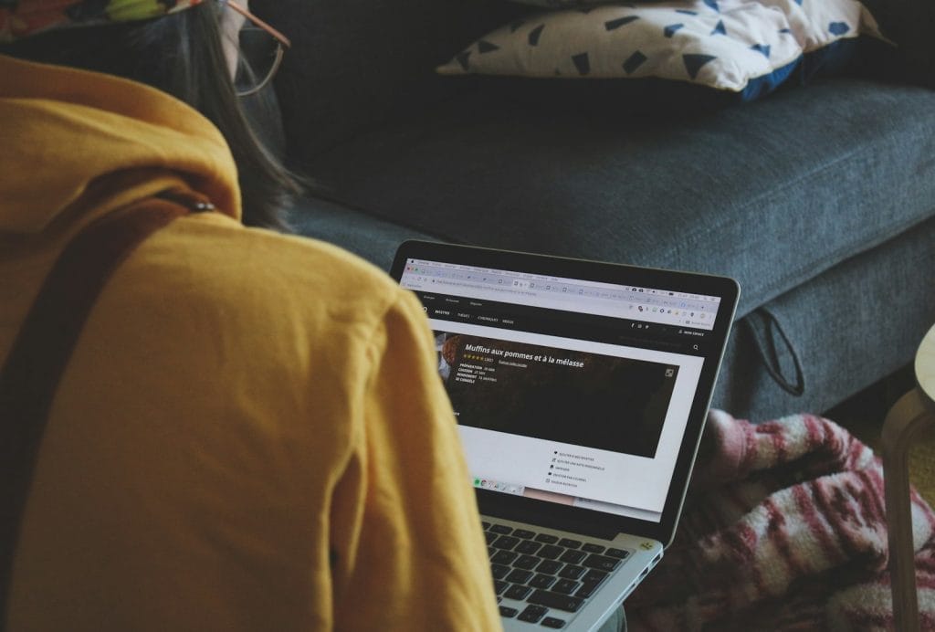 Modelo de petição de ação de reparação a título de danos morais e materiais por fraude bancária via Internet 2 | Juristas macbook pro on persons lap