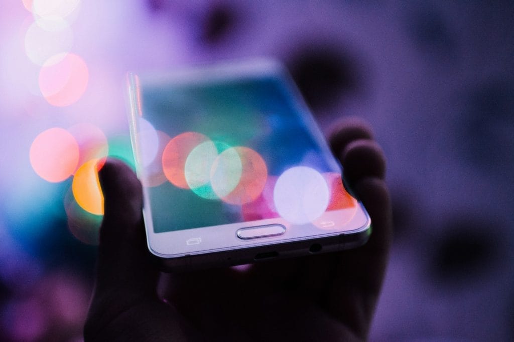 Modelo de petição de ação de reparação a título de danos morais e materiais por ser vítima de difamação via redes sociais 2 | Juristas person holding smartphone