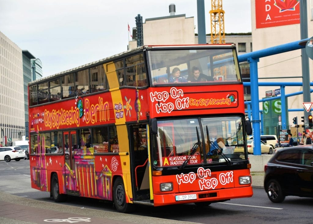 Modelo de Contrato de Locação de Ônibus para fins turísticos no Nordeste Brasileiro 2 | Juristas red double deck bus during daytime