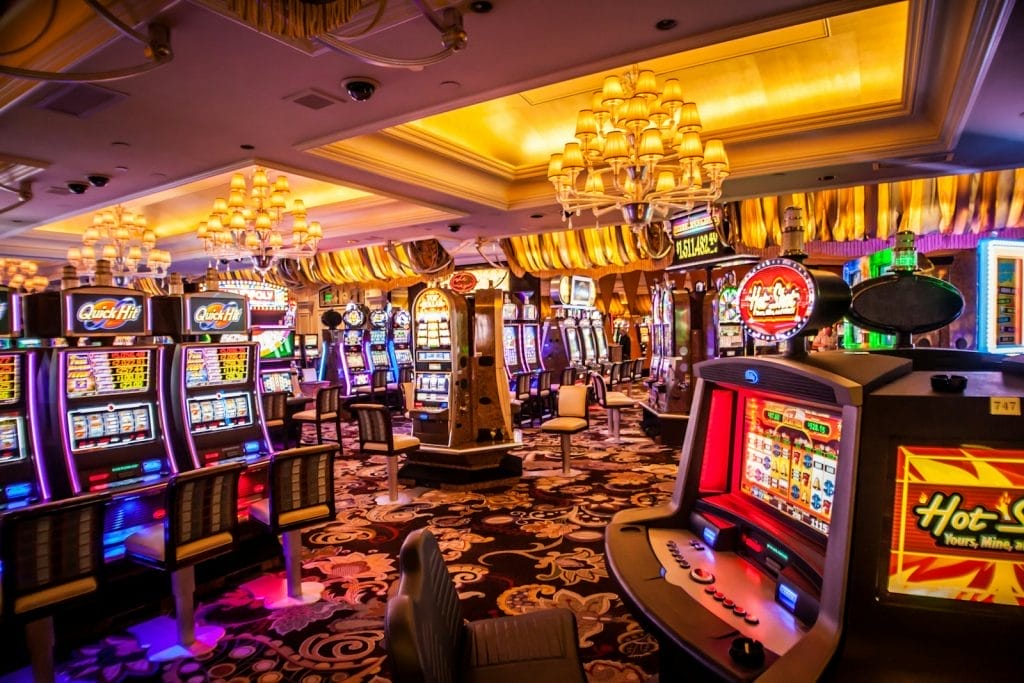 Legislação de Jogos de Azar em Portugal: Regulamentação e Impacto 1 | Juristas arcade machine with lights turned on inside room