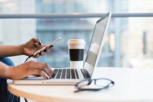 Modelo de Réplica à Contestação em Ação de Indenização por Danos Morais e Materiais - Carro Vendido sem Documentação - JEC 1 | Juristas person using smartphone and MacBook