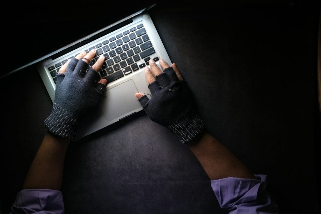 Modelo de petição de ação de reparação a título de danos morais e materiais por ser vítima de Cyberbullying 1 | Juristas person in black long sleeve shirt using macbook pro