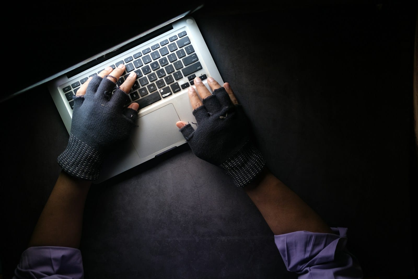 Modelo de petição de ação de reparação a título de danos morais e materiais por fraude bancária via Internet 1 | Juristas person in black long sleeve shirt using macbook pro