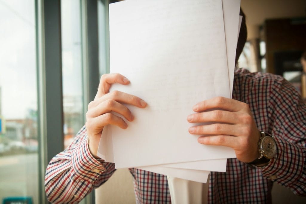 Modelo de petição de ação de reparação a título de danos morais e materiais por demora de mais de 30 dias para consertar produto em garantia 2 | Juristas person holding white printer paper