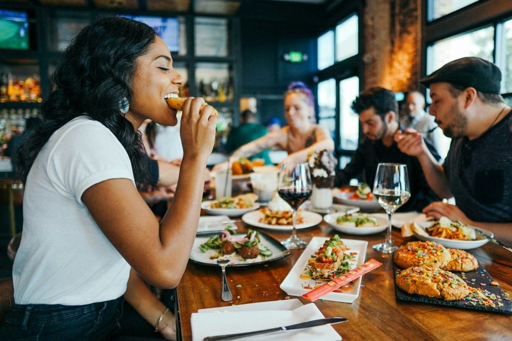 Modelo de petição de ação de reparação a título de danos morais e materiais por ter comido alimento estragado em Restaurante 2 | Juristas woman in white shirt eating